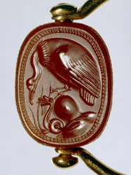 Bague étrusque en or avec scarabée en cornaline représentant un vautour menaçant un serpent enroulé (or et cornaline)